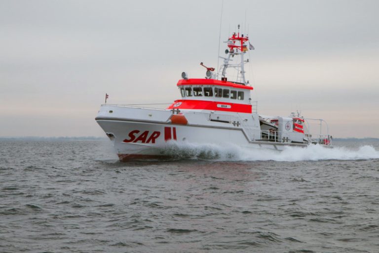 Seenotrettung in der Kieler Förde: Jollensegler stürzt in die Ostsee