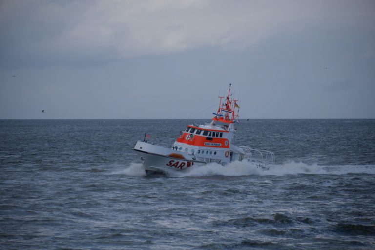 Seenotretter bringen schwer verletztes Crewmitglied einer Ostseefähre sicher an Land