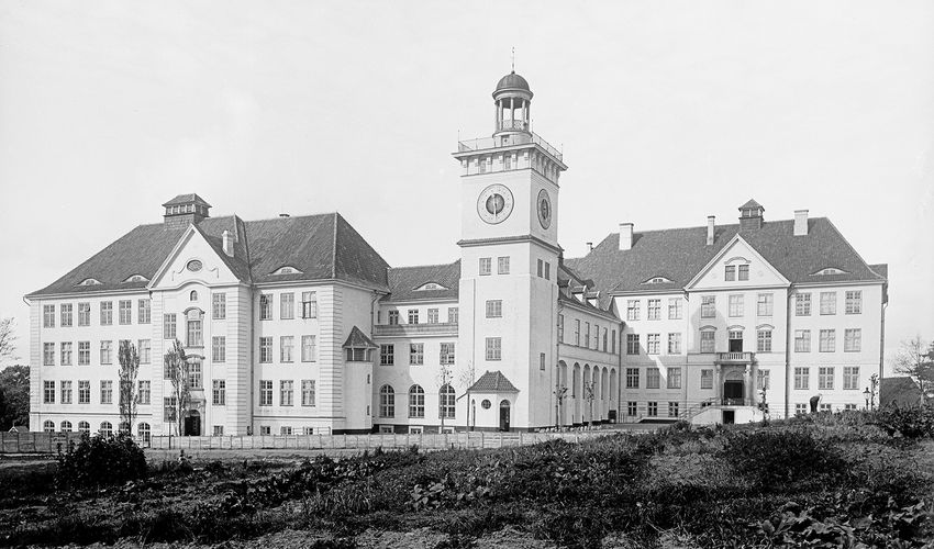 „Momente einer Stadt - Fotos der Kieler Lichtbildstelle 1900 - 1950“