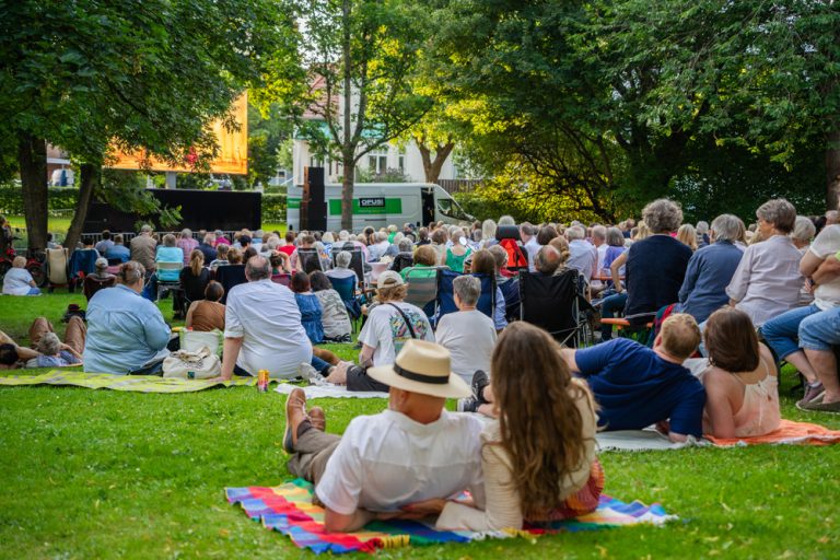 Liveübertragung zur Premiere des Sommertheaters umsonst und draußen
